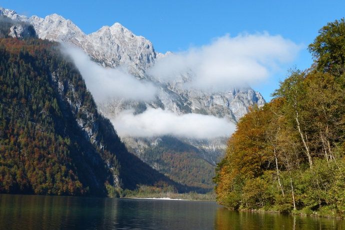 阿尔卑斯山中藏有一湖，如果说这里晴天像天堂，那阴天就像仙境