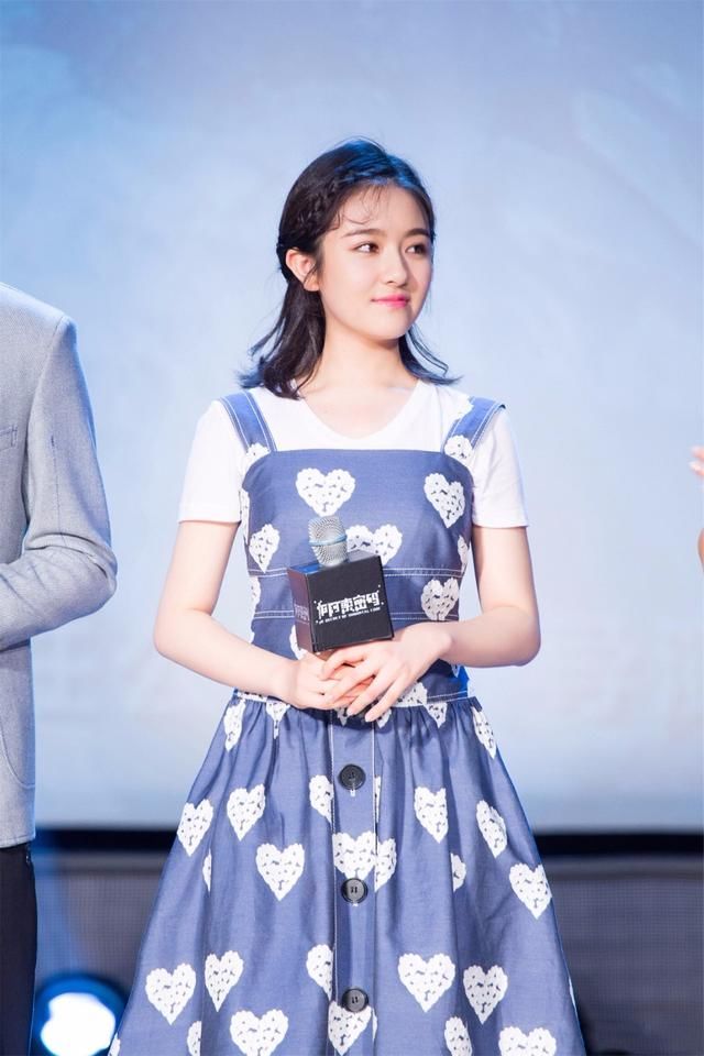 明星时尚吊带裙look：刘嘉玲大气娜扎俏皮最美的却是迪丽热巴