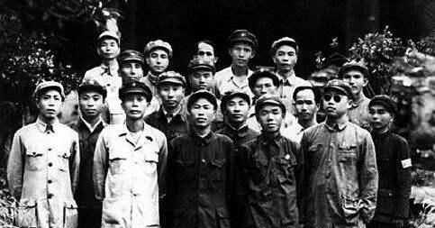 『作战』渡海作战,营长见韩先楚站在甲板危险,下令看住军长,不准离开