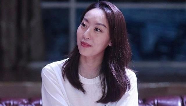  『看中』27岁被周星驰看中，两度力捧不红，为什么鄂靖文是最失败星女郎？