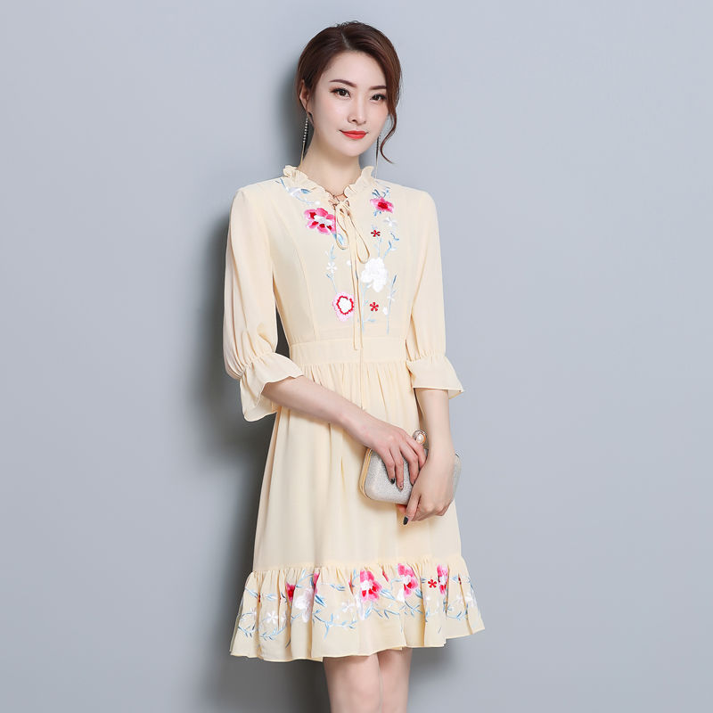 女人四十一枝花，老婆穿上这样的女裙，同事直夸显嫩又优雅