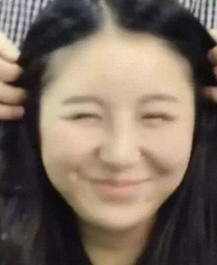 女子为相亲做发型, 剪好后宛若女神, 造型师撩开头发后, 却辣眼睛