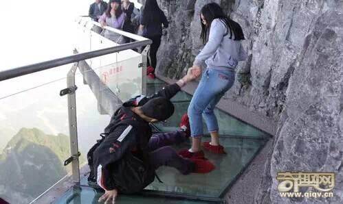 世上最长全透明玻璃桥开放!美女吓尿说：谁背我过去，就嫁给他！