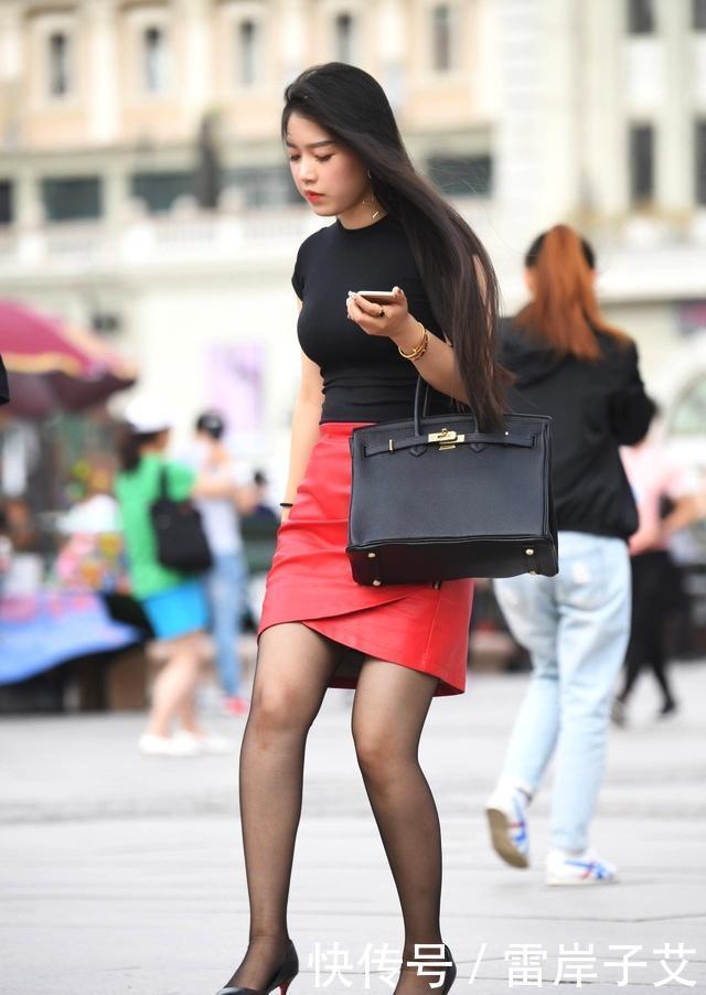 「 美女」吸睛养眼成熟风范。,街拍:性感美女红色短裙彰显高挑迷人身姿