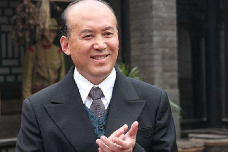 63岁郭达全家照,老婆太有爱,儿子还是博士,讲出