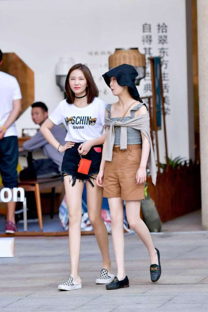 街拍: 美女白T恤搭配黑色热裤, 干净有活力
