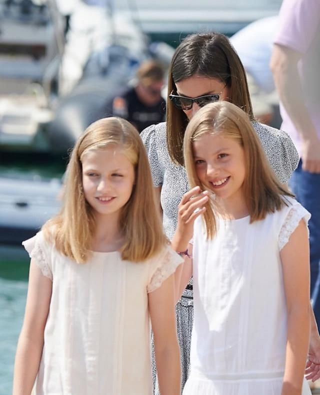 西班牙王室的马略卡岛之旅即将结束,莱蒂齐亚与国王费利佩秀恩爱