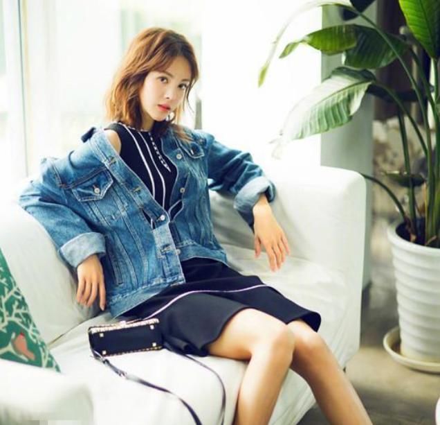 金晨真敢穿!深v直接开叉到腰部,网友:你干脆别穿得了!