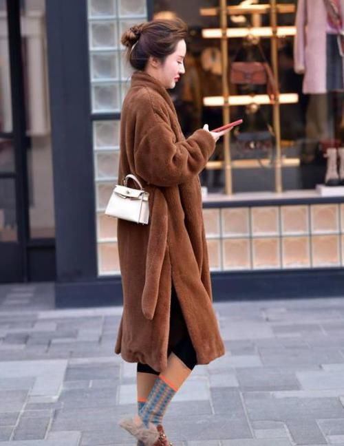 『气质』街拍:明眸善睐的美女,一条黑色的连衣裙,时尚魅力气质范