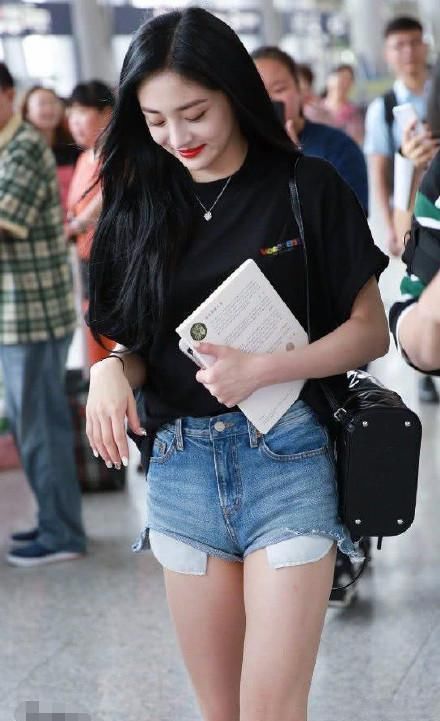 168林允儿和166周洁琼同穿短裤，网友:筷子腿和锥子腿的差距!