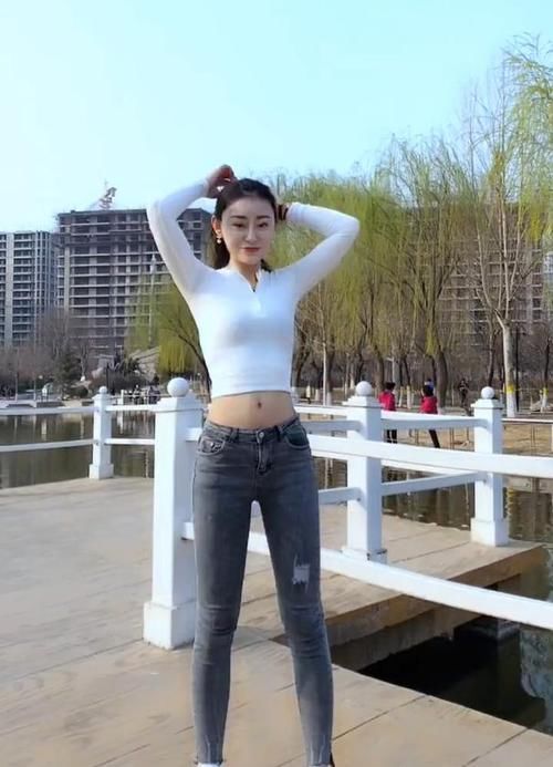  学院■紧身牛仔裤、小白鞋的搭配，穿出学院风的女神味道!