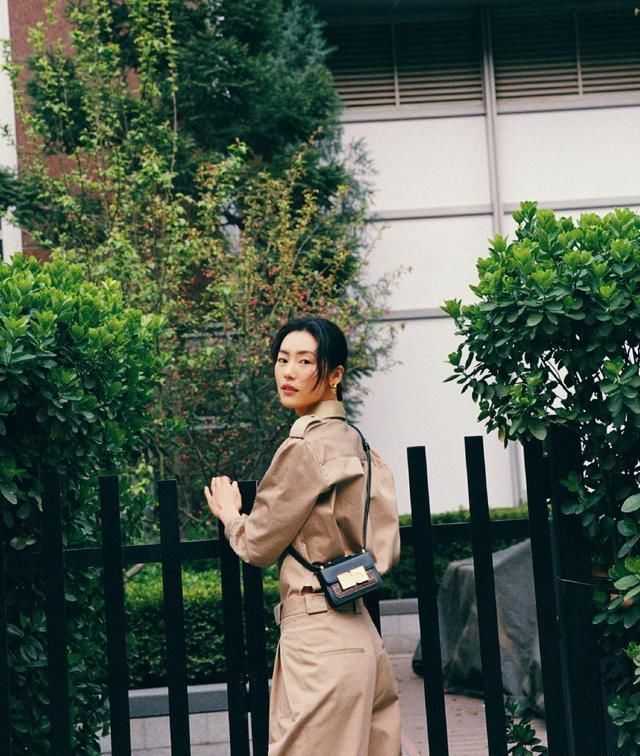 显得|刘雯工装风套装街拍英姿飒爽,拍出好莱坞时尚特工大片的感觉