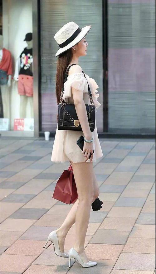 美女街拍穿高跟鞋粉色衣的阿姨很女人味儿,耐看迷人范!