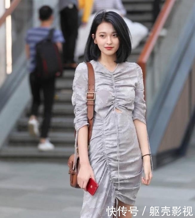  美女：美女街拍：清纯可人的小姐姐，气质优雅，穿出窈窕精致的美感！