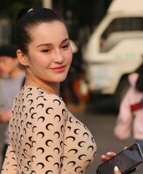  「黄色」养眼女神街拍：白璧无暇的美女，一件黄色短袖配白色裙子，时尚优雅气质