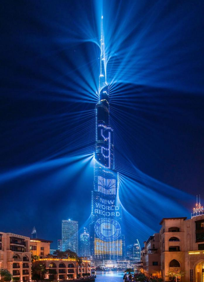 世界上最震撼的灯光秀,照亮整个夜空,土豪的世界我们不懂!