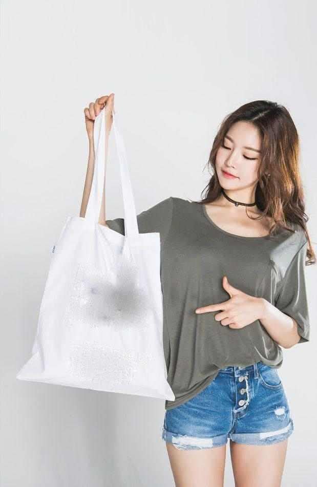 妹子美不美就看臀和腿，紧身裤帮你秀出完美身材