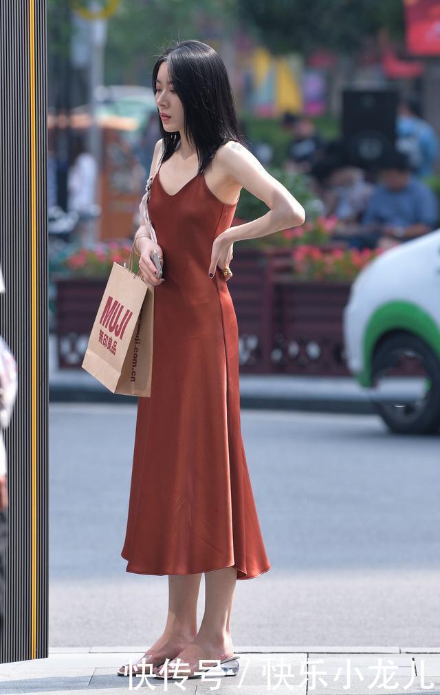  「小姐姐」等待一秒钟入夏？茫茫裙海之中的这条裙子，让你性感又显腿长！