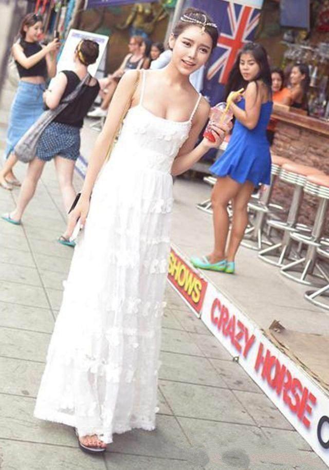 街拍女孩：高贵漂亮皮肤柔嫩，身材均匀有致！