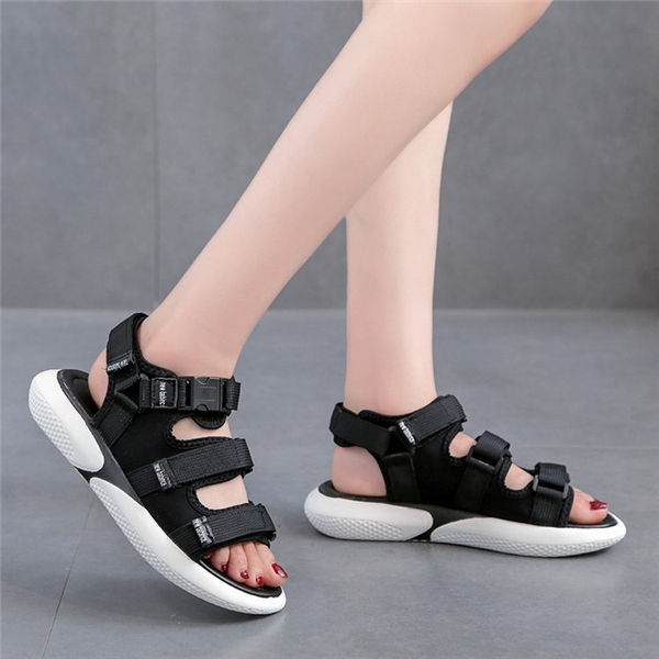 三伏天就要穿凉鞋，不仅时尚美观，穿起来还很有气质，出门超有面