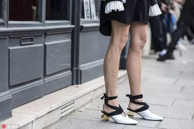 时髦办｜我的大长腿，是尖头深V穆勒鞋宠出来的！