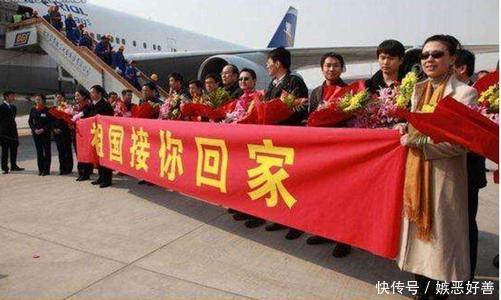 『阅兵』中国式撤侨场景有多震撼?千人齐唱歌气势恢宏,比阅兵还壮观