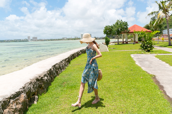 女神孙允珠，静谧海洋西西里蓝莓吊带长裙
