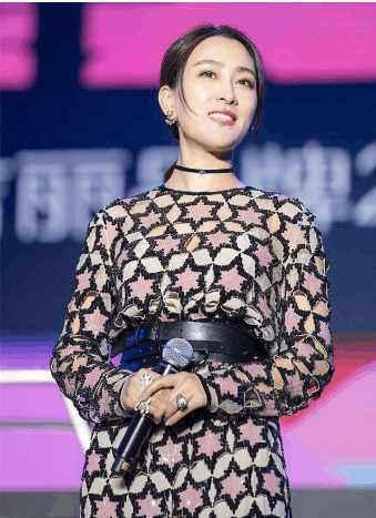 马苏为显腿长也是拼了，腰带快系胸上了，网友：还是挡不住土气！