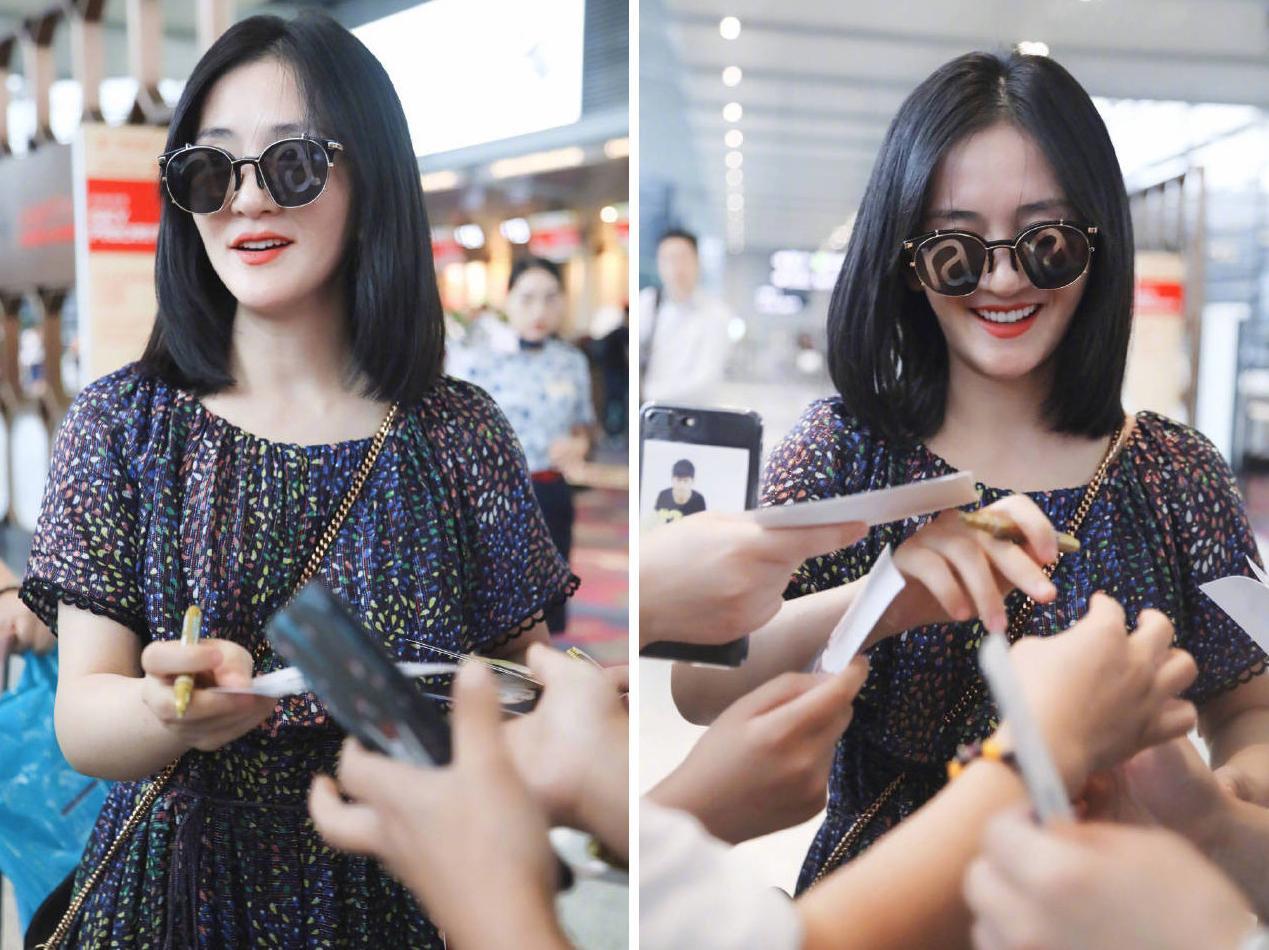 谢娜现身机场,穿大妈同款深色碎花裙,有种女神归来的感觉