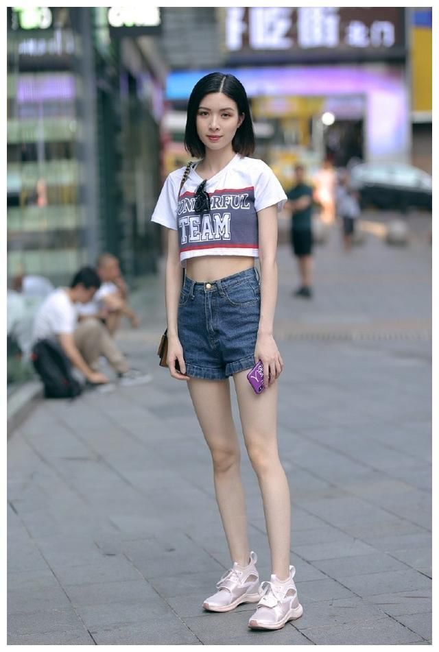 街拍：图5和图6都是千万身家白富美，你更喜欢哪一个