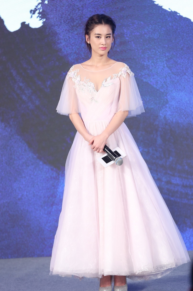 35岁黄圣依厉害了！蓝色牛仔裙上缝裤子，网友：时尚圈的人真难懂