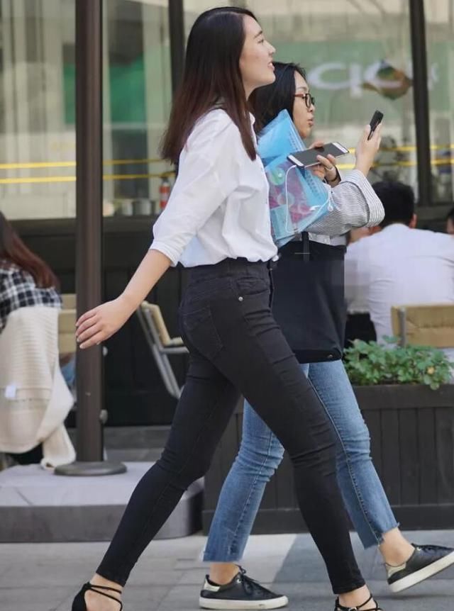  『感觉』比较宽松版白衬衣，紧身裤配搭高跟鞋子，事实上她很聪慧