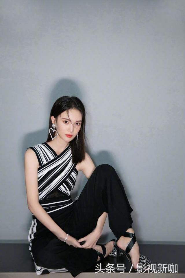 28岁金晨撞脸26岁娜扎输得很惨？网友：宅男杀手可不是白叫的