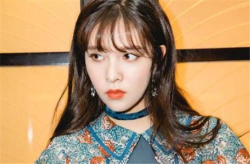  #出了她#不愧是张一山“绯闻女友”，将直筒裙穿成开衩裙，莫名的有些性感看着很养眼