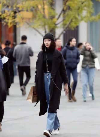 落落大方■路人街拍,充满阳光般微笑的小姐姐,给人一种干净又落落大方的感