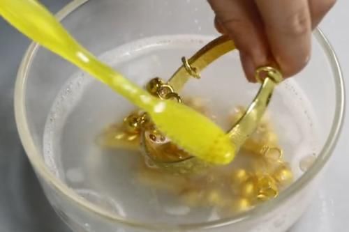  金光闪闪|不管金首饰多脏多黑用“水”泡一泡，立马金光闪闪，1克都不掉