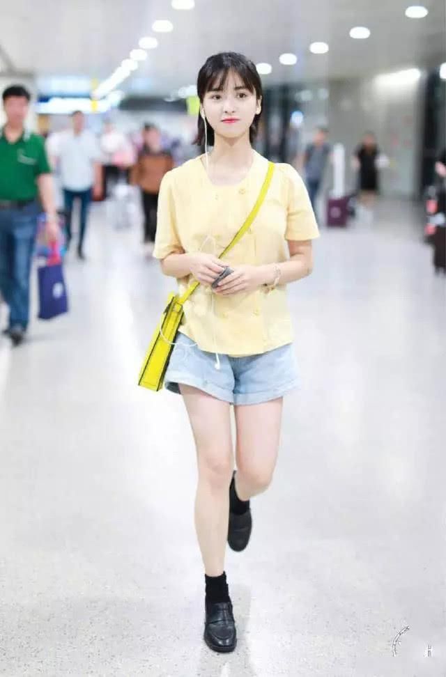 沈月清纯发型吸晴，腿很清瘦，网友：看原图后发现很粗！