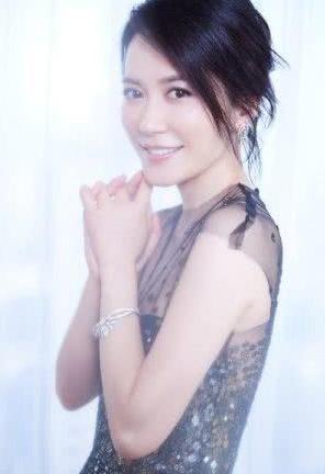 47岁杨钰莹和47岁俞飞鸿，同穿浅色，网友：真假不老女神一看便知