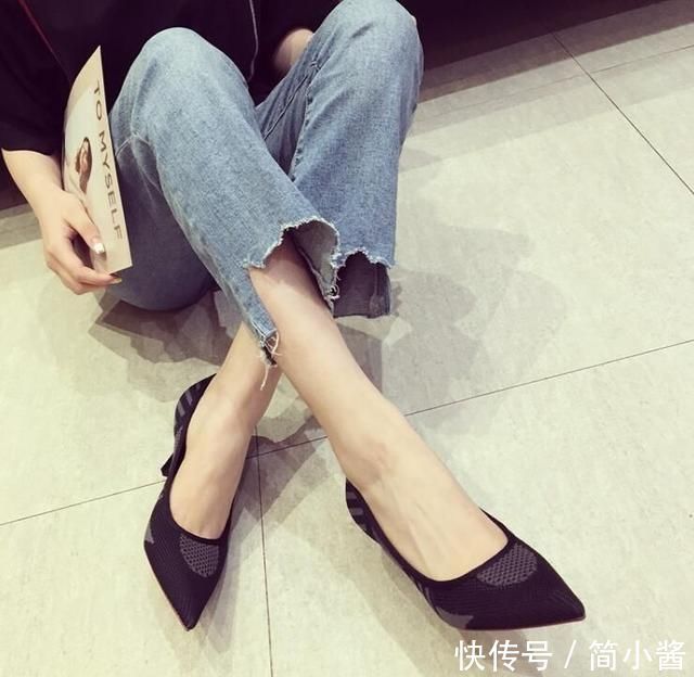 女生小粗腿这么穿，尖头高跟鞋夏天穿不闷热