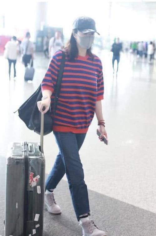 蒋欣穿直筒裤与辣妈霍思燕撞衫，居然一点儿没输！重回颜值巅峰