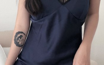 女人洗完澡就穿旧T恤?太傻了!看看图下女人穿,简直迷死人