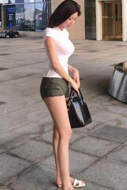 美女，一件牛仔热裤腿部显得更加修长，简直就是完美的尤物！