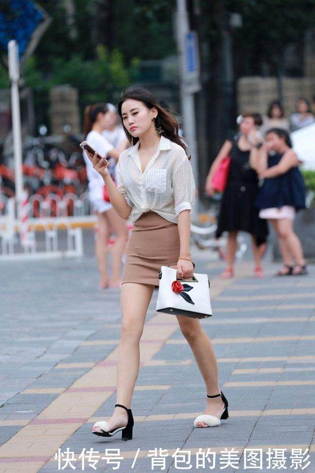 路人街拍,时尚的露肩装显得格外精致迷人,甜美优雅仙气十足