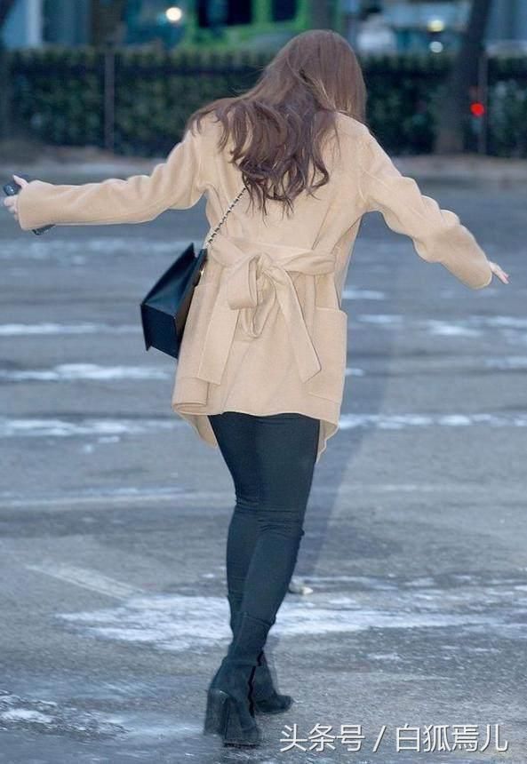 裴秀智素颜现机场，脸部变卦太清楚！网友：别捂了全看见了！