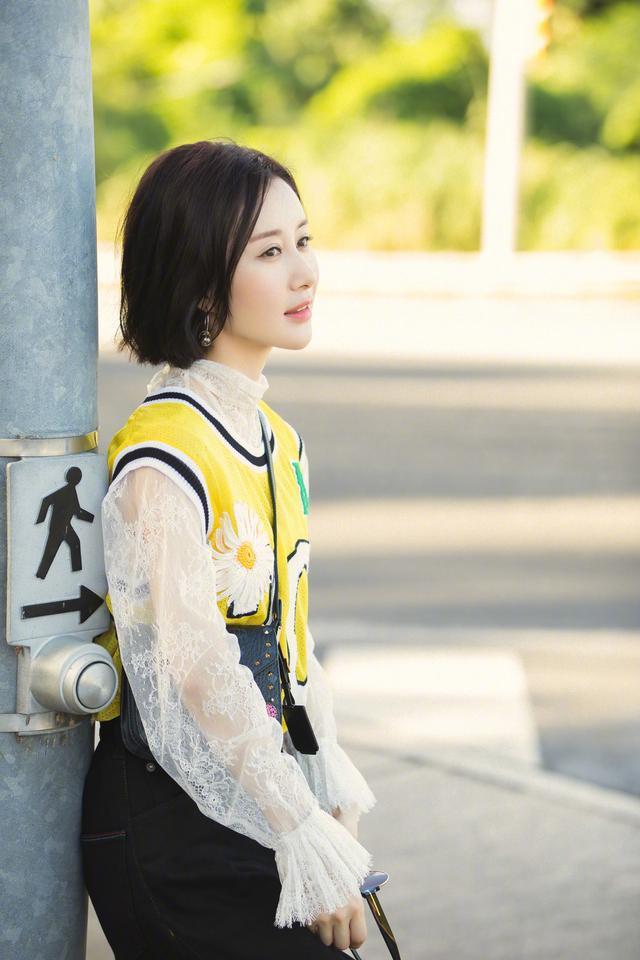 32岁的杨幂和31岁的赵丽颖撞发型，网友：舒畅的短发更加时尚