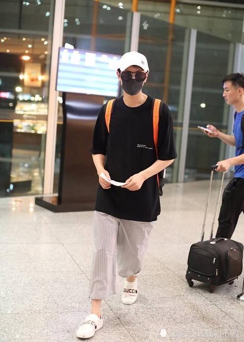 分手事态严重后,秦俊杰首度现身机场,全副武装,四处张望。网友