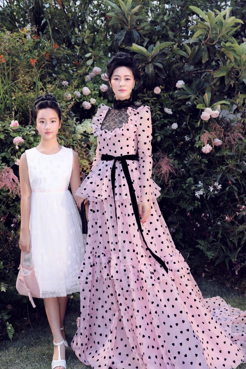 这对母女才是时尚圈高级范儿的示范，李湘母女在她们面前都显得lo