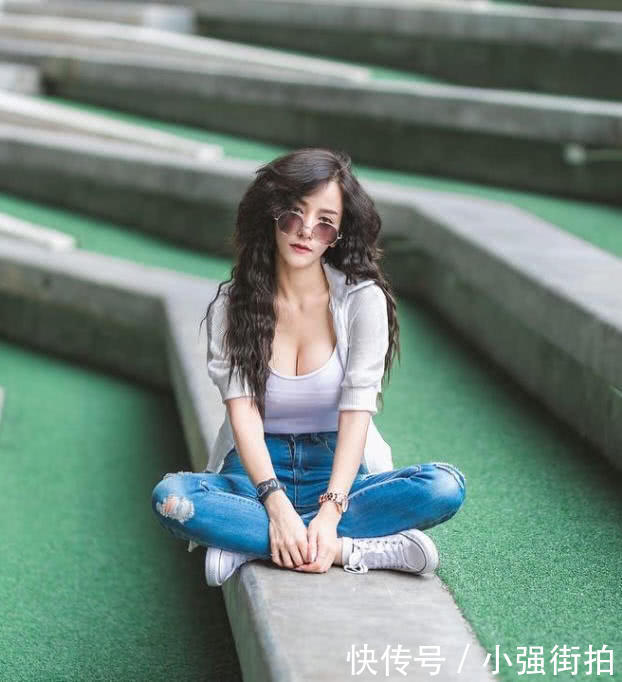 知性小姐姐紧身背心勾勒曼妙身姿，饱满丰腴臀线很有成熟韵味