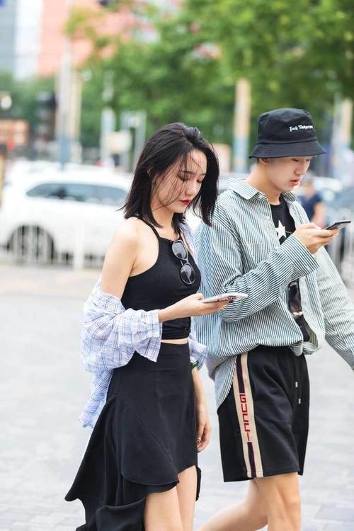 国内街拍 美女小姐姐身段柔美颜值高 娇俏韵味刚刚好 图二是亮点