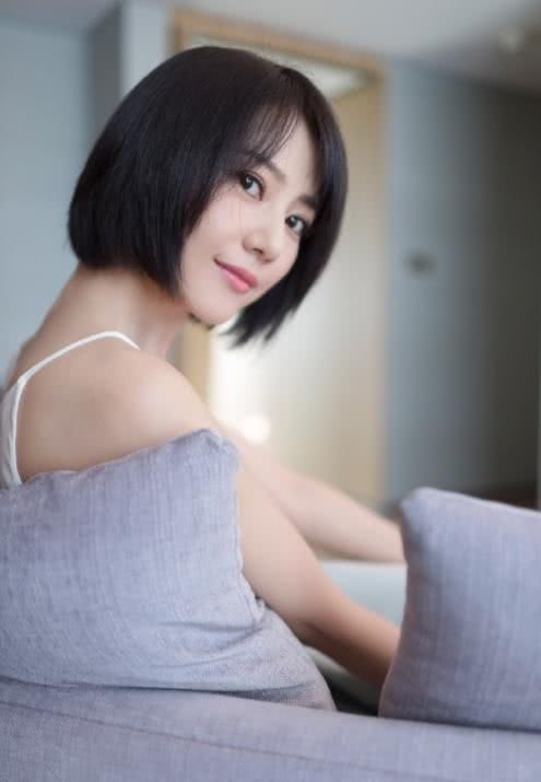 高圆圆穿吊带短裙清纯似18岁少女，甜美的笑容更是沁人心脾